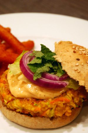 Burger de pois chiche aux épices marocaines, mayonnaise piquante à l’harissa – Pain à burger maison – végétarien