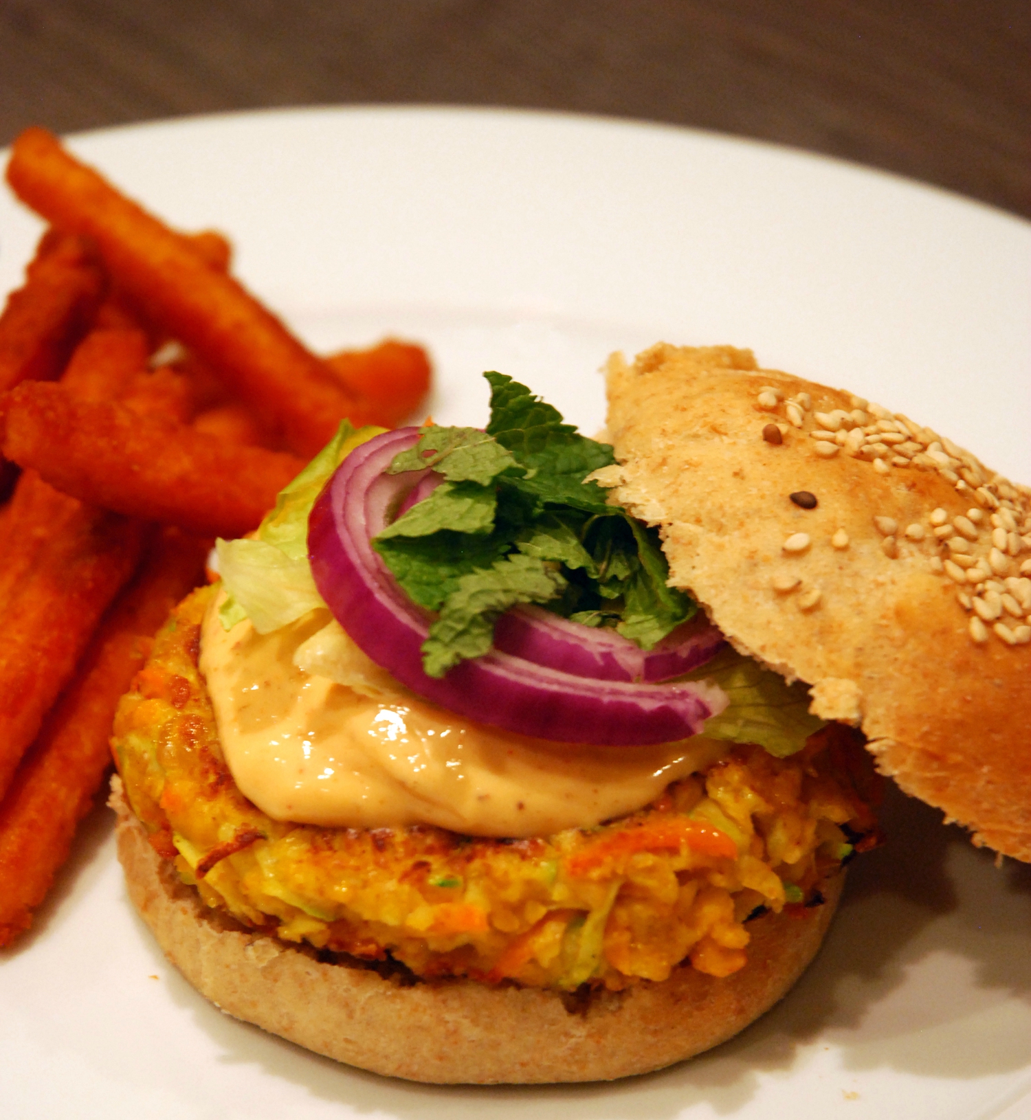 Burger de pois chiche aux epices marocaines mayonnaise piquante harissa  - the mona project