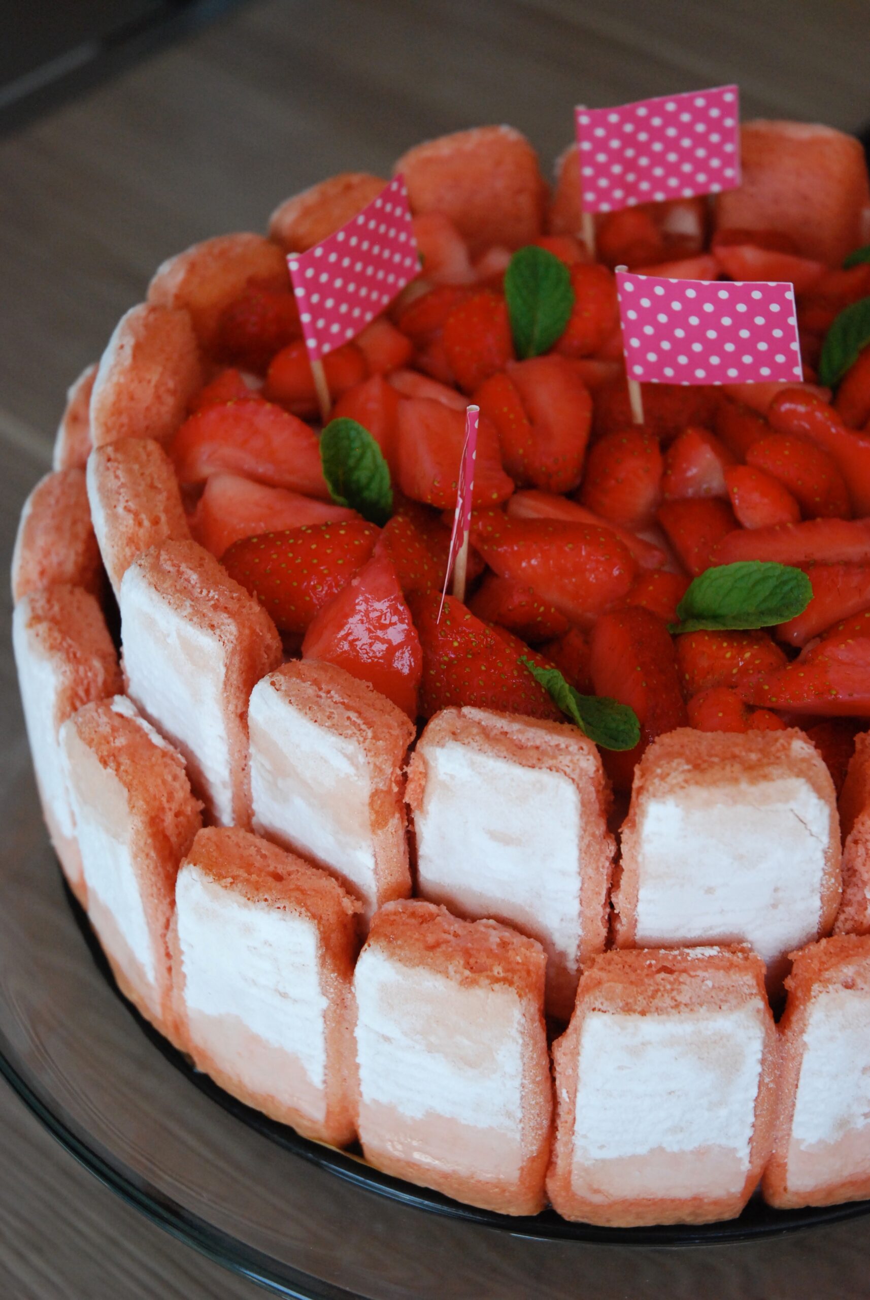 charlotte rose a double etage creme fouettee a la fraise - the mona project