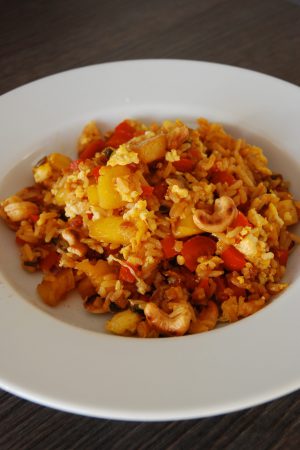 Riz frit ananas frais et noix de cajou (Pineapple fried rice with cashews) – végétarien