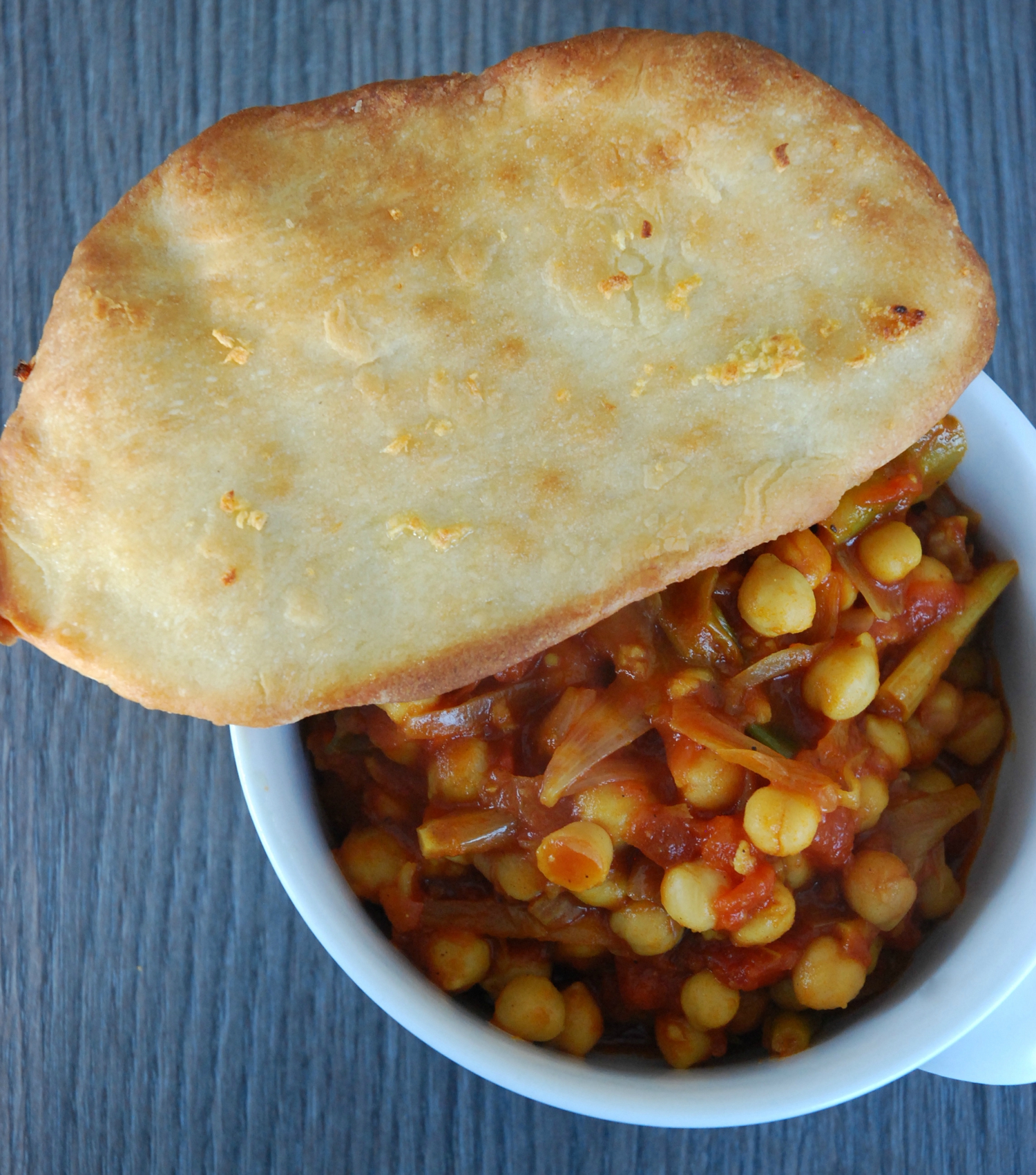 naans curry indien pois chiche tomate - the mona project