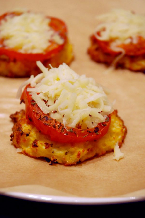 Pizzettes de chou-fleur, tomates, mozzarella, basilic – végétarien