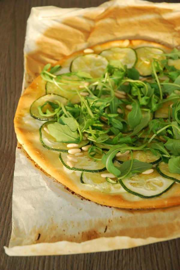 Pizza verte : mozzarella courgettes roquette – végétarien