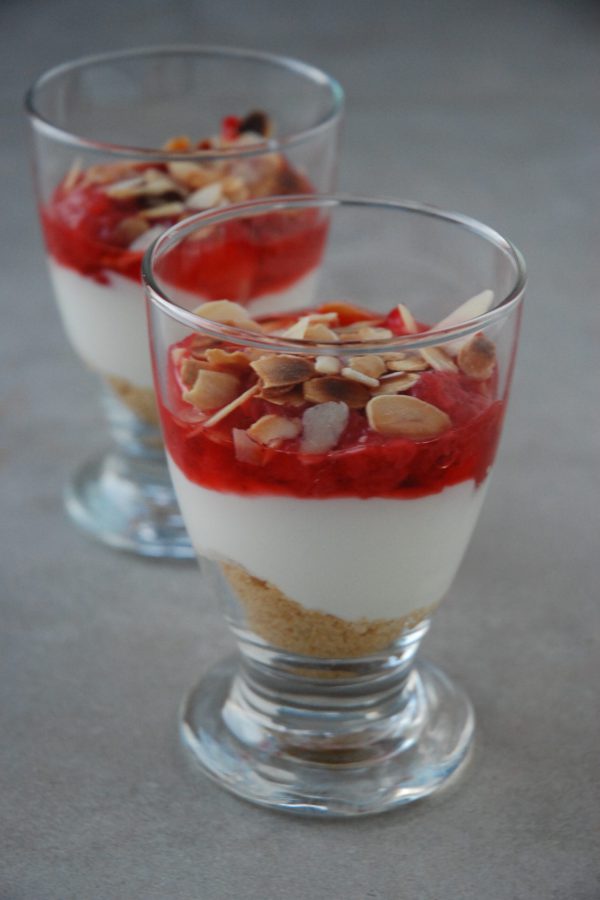 Trifle aux fraises, yaourt grec et amandes