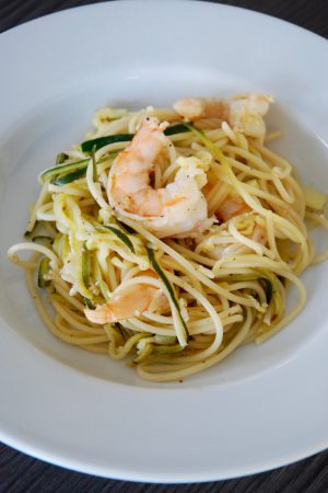 Spaghettis courgettes, scampis sautés au vin blanc