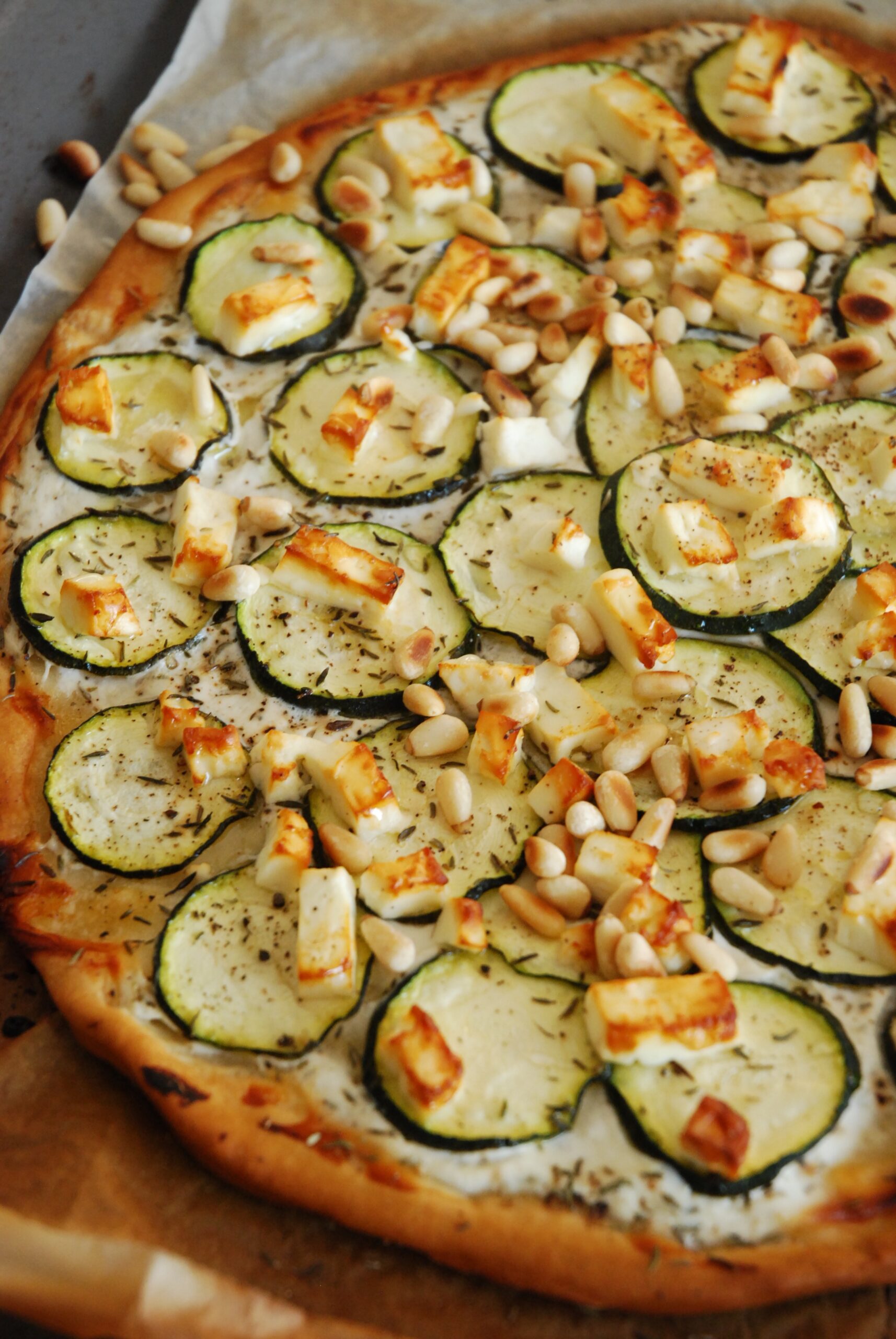 pizza courgette feta pignon - The Mona Project