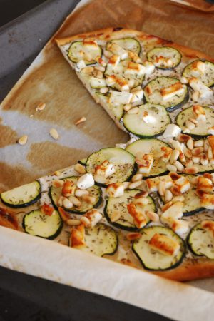 Pizza courgette, feta, yaourt grec, pignons de pin – végétarien