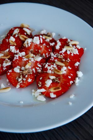 Carpaccio de fraises à la feta – végétarien