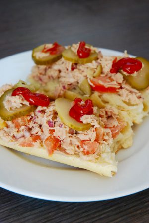 Sandwich au ceviche de thon et cornichons