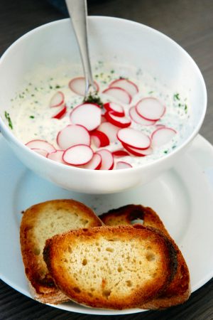 Dip de radis roses aux herbes – végétarien