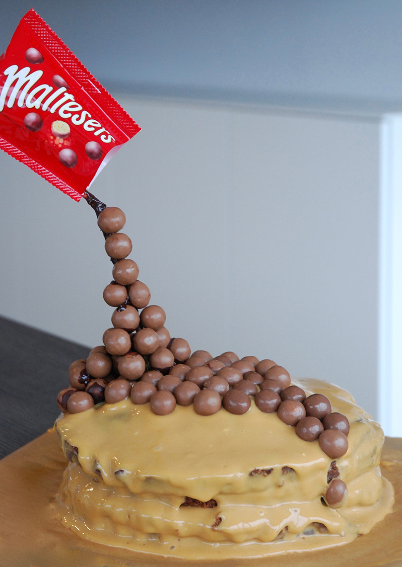 Gravity cake chocolat caramel maltesers - The Mona Project