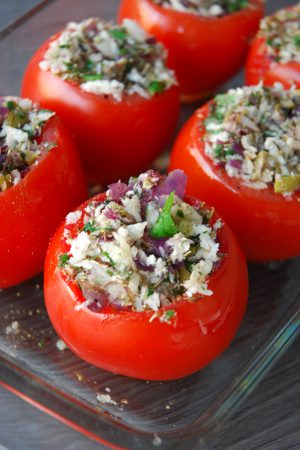 Tomates farcies aux herbes – vegan