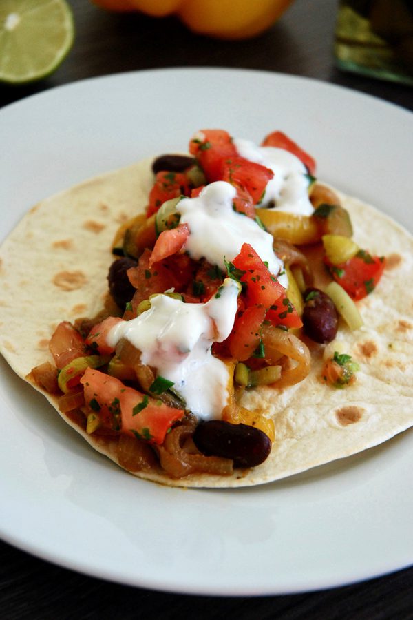 Fajitas végétariens: légumes grillés, haricots noirs et salsa maison