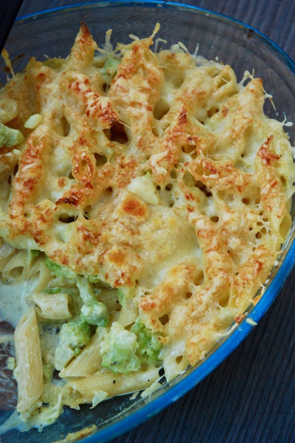 Gratin de pâtes au chou romanesco, chou-fleur et sauce curry – végétarien