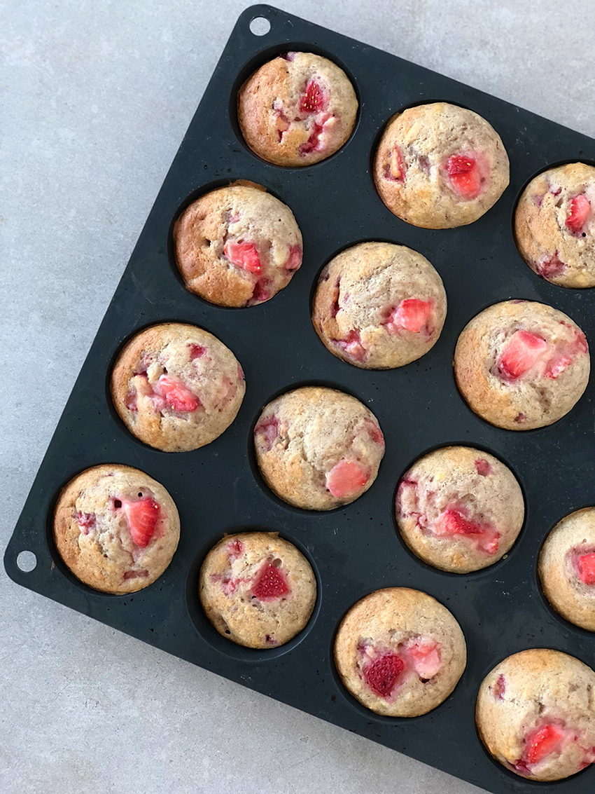 Minis muffins banane fraise pour bébé - The Mona Project