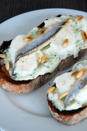 Tartine à la crème de courgettes, mozzarella et anchois