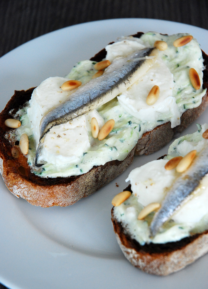 Tartine mozzarella anchois creme de courgette - The Mona Project