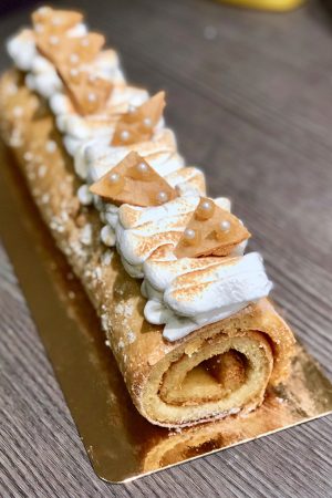 Bûche roulée au lemon curd, meringue italienne et sablé