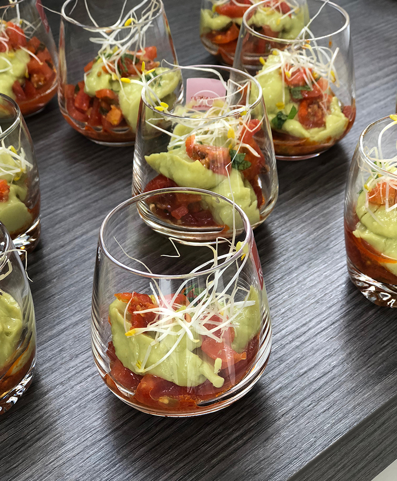 verrine guacamole et deux tomates - The Mona Project