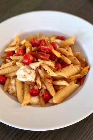 Penne tomates cerises, poivrons, mozzarella – végétarien