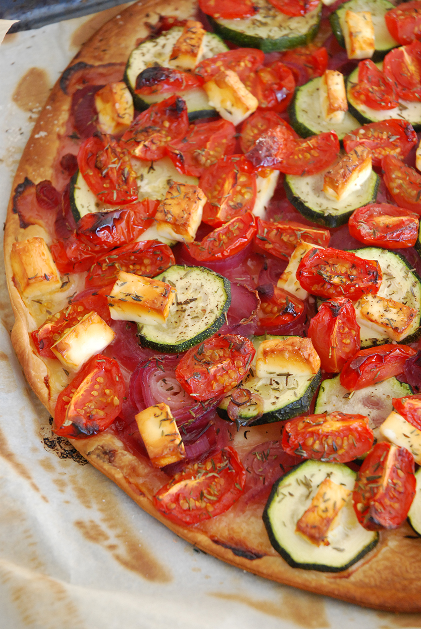 Pizza tomates courgette oignons feta - The Mona Project