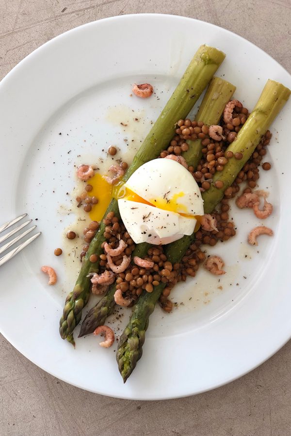 Asperges vertes, lentilles et œuf mollet