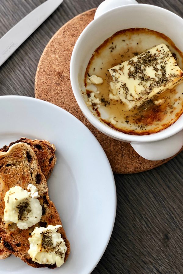 Feta grillée aux herbes de Provence et miel