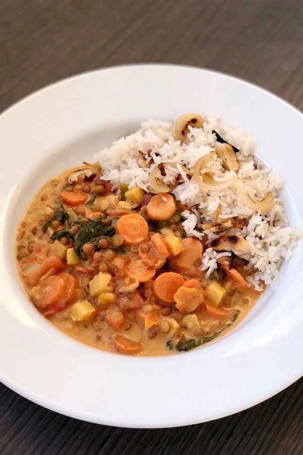 Curry de légumes, riz aux oignons et noix de cajou – vegan