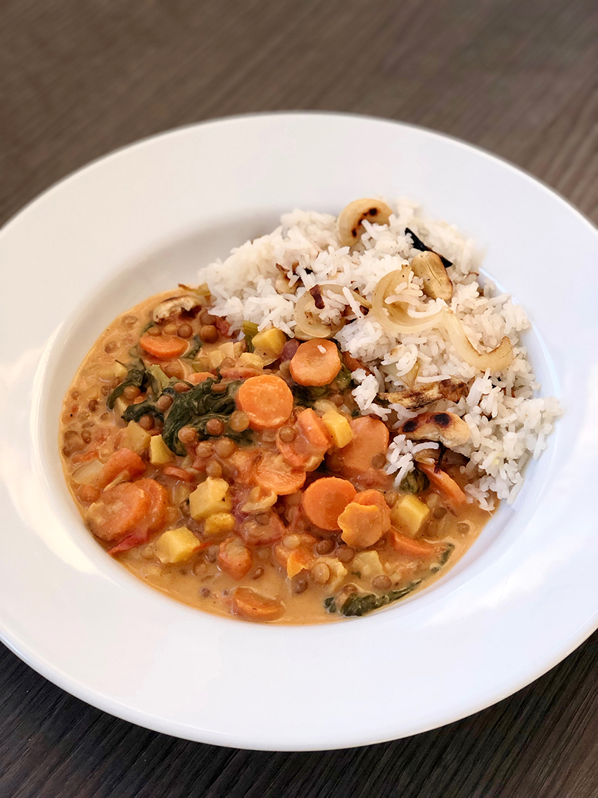 curry vegan legumes riz noix de cajou oignons - The Mona Project