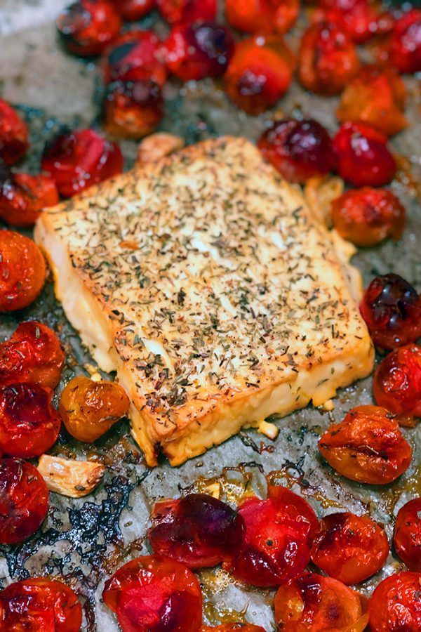 Pâtes crémeuses à la feta grillée et aux tomates cerises – végétarien