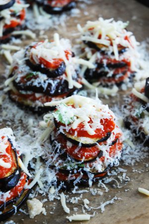 Petites tours de tomate, aubergine, mozzarella – végétarien