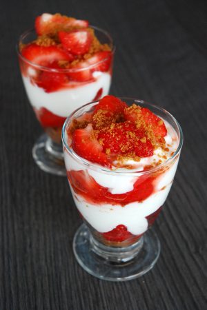 Coupe fraises, yaourt grec 0% et spéculoos