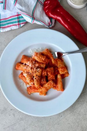 Rigatoni sauce crémeuse aux poivrons et tomates confites – végétarien