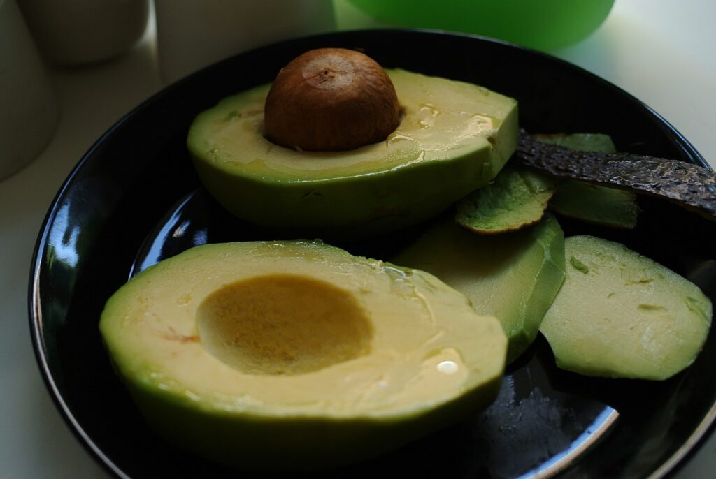 avocat fruit coupé en deux pour toast au guacamole