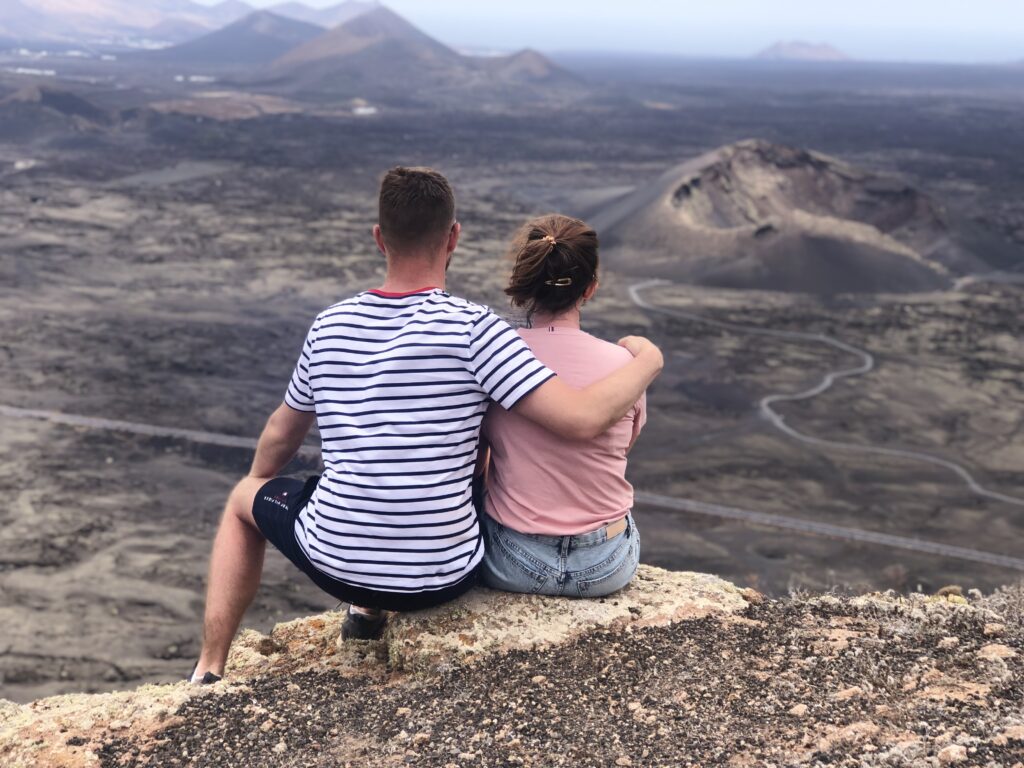 couple en haut d'un volcan Lanzarote