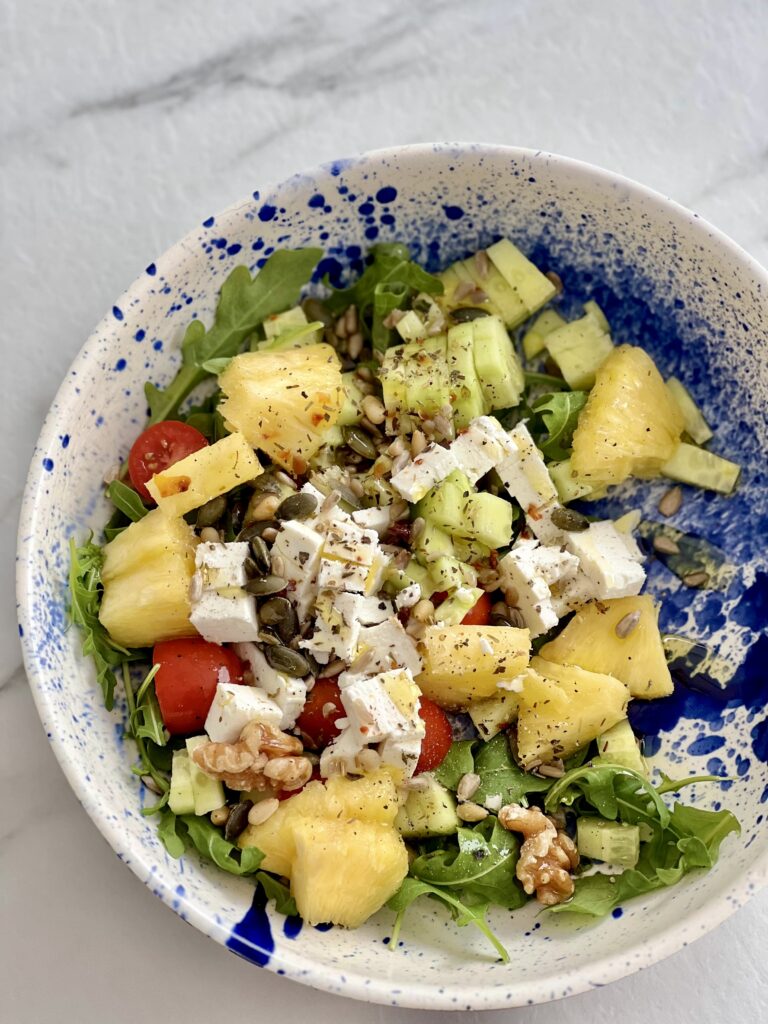 photo de salade ananas roquette concombre tomates cerises feta et épices