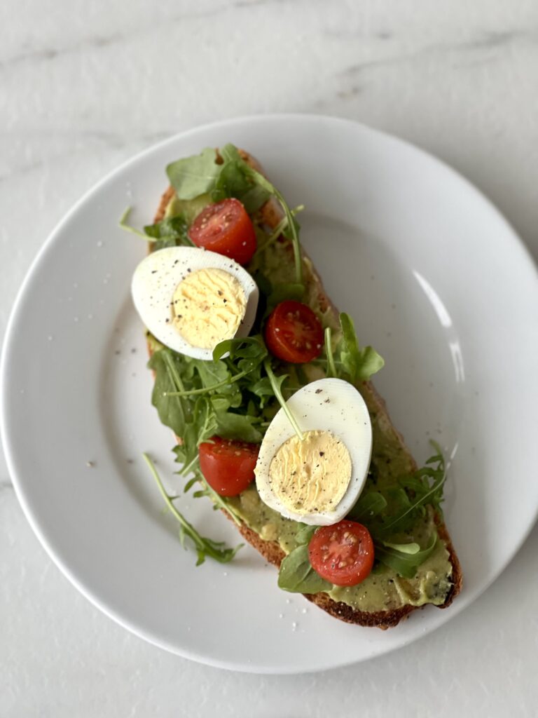 toast au guacamole et oeufs durs, tomates cerises et roquette