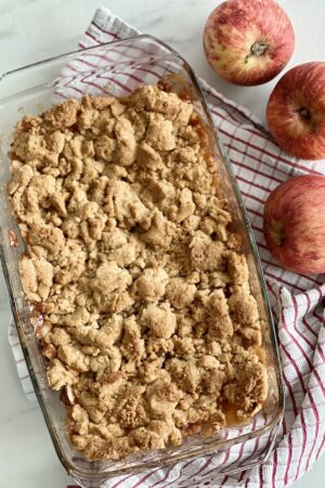 Le meilleur crumble aux pommes avec beaucoup de crumble!