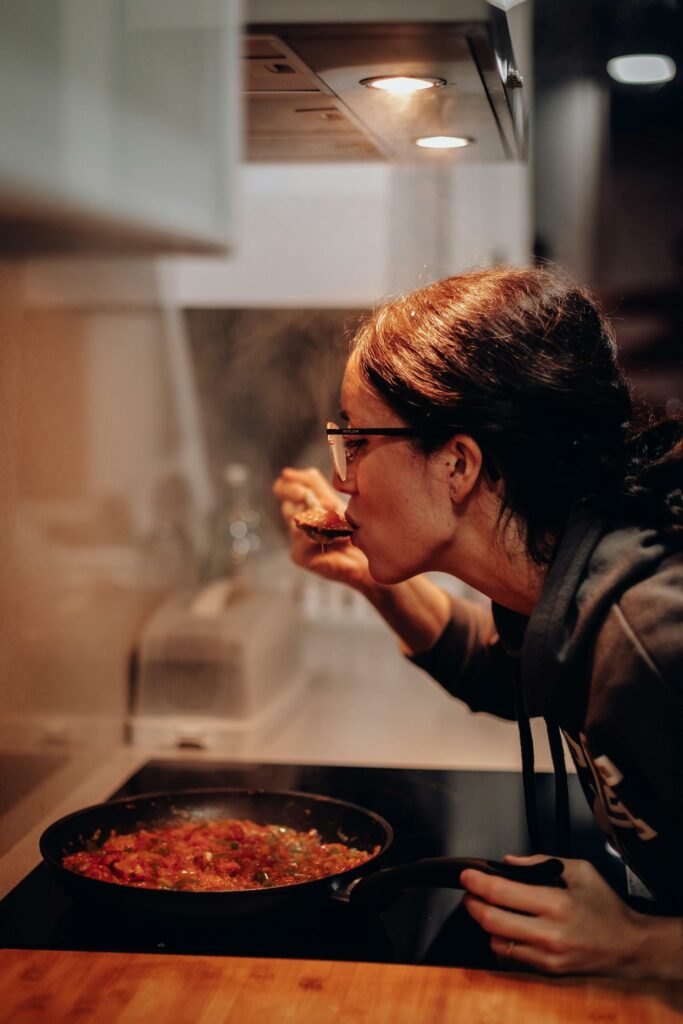 femme qui cuisine