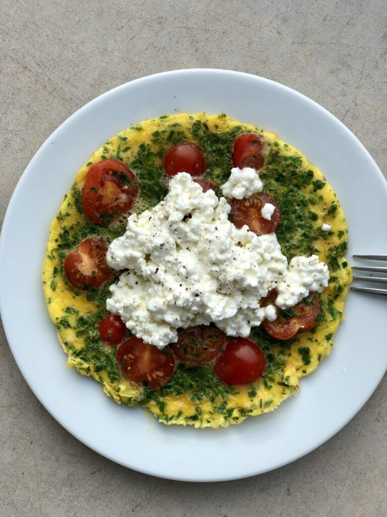 omelette au cottage cheese herbes et tomates cerises