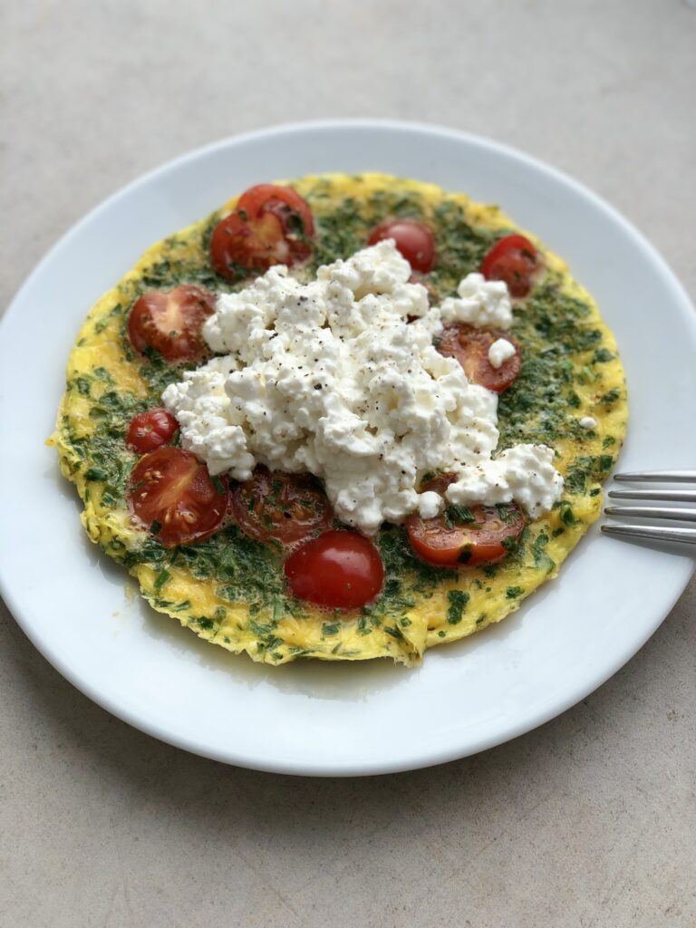 omelette au cottage cheese tomates cerises et herbes fraîches