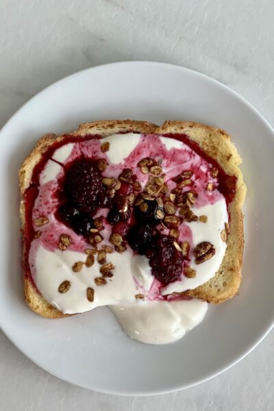 Pain perdu au yaourt et fruits rouges