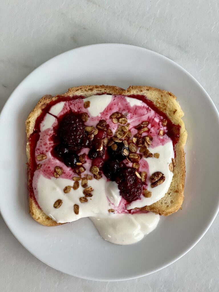 pain perdu au yaourt et fruits rouges