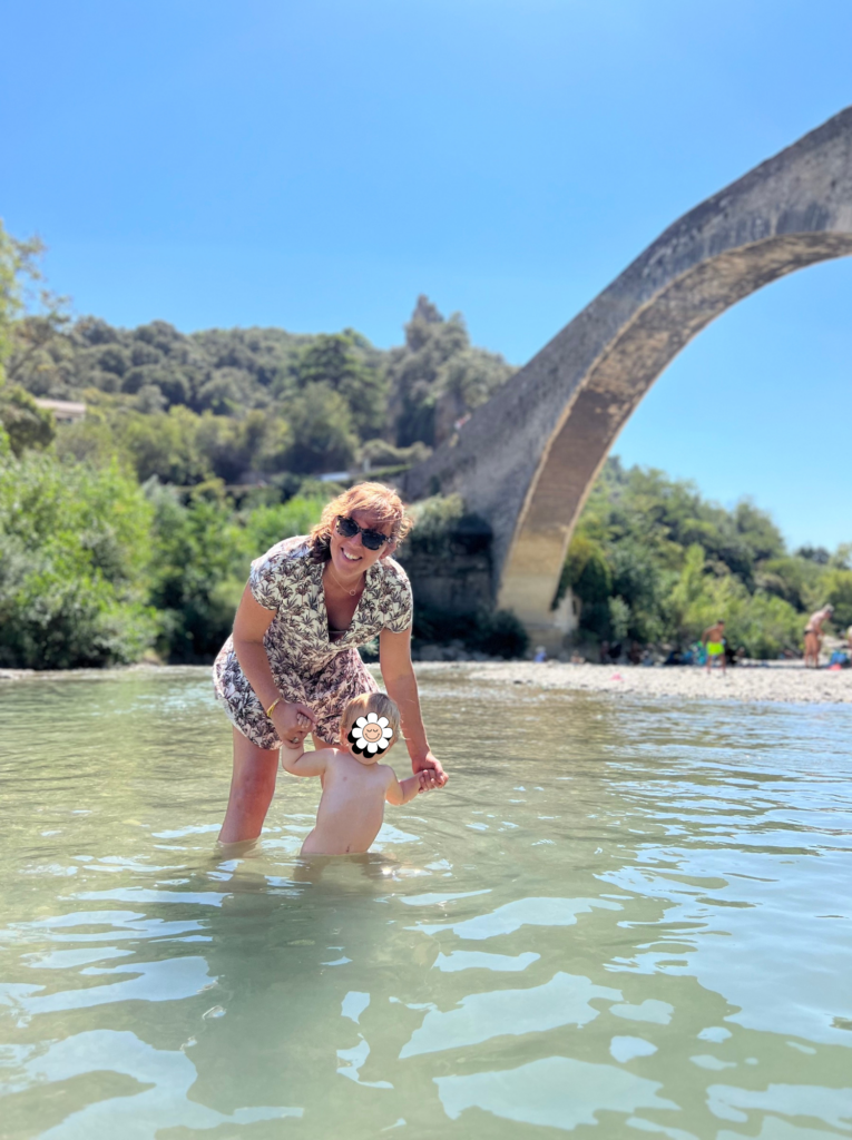 se rafraîchir dans la rivière