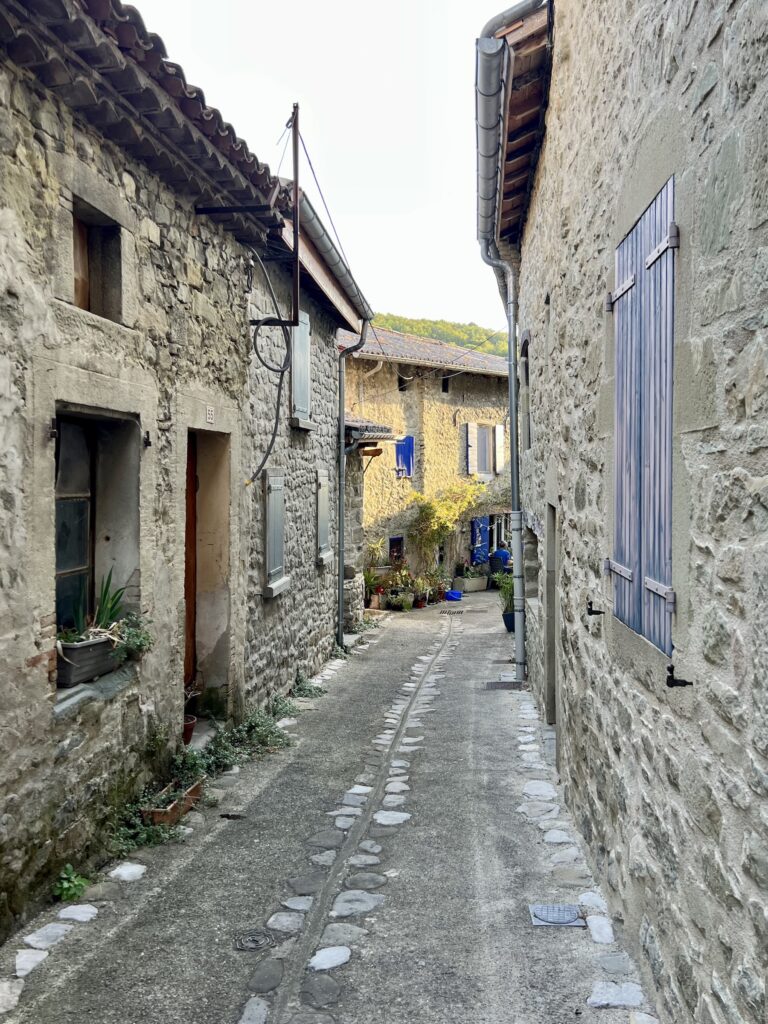 village de poët-célard une semaine en famille en drôme provençale