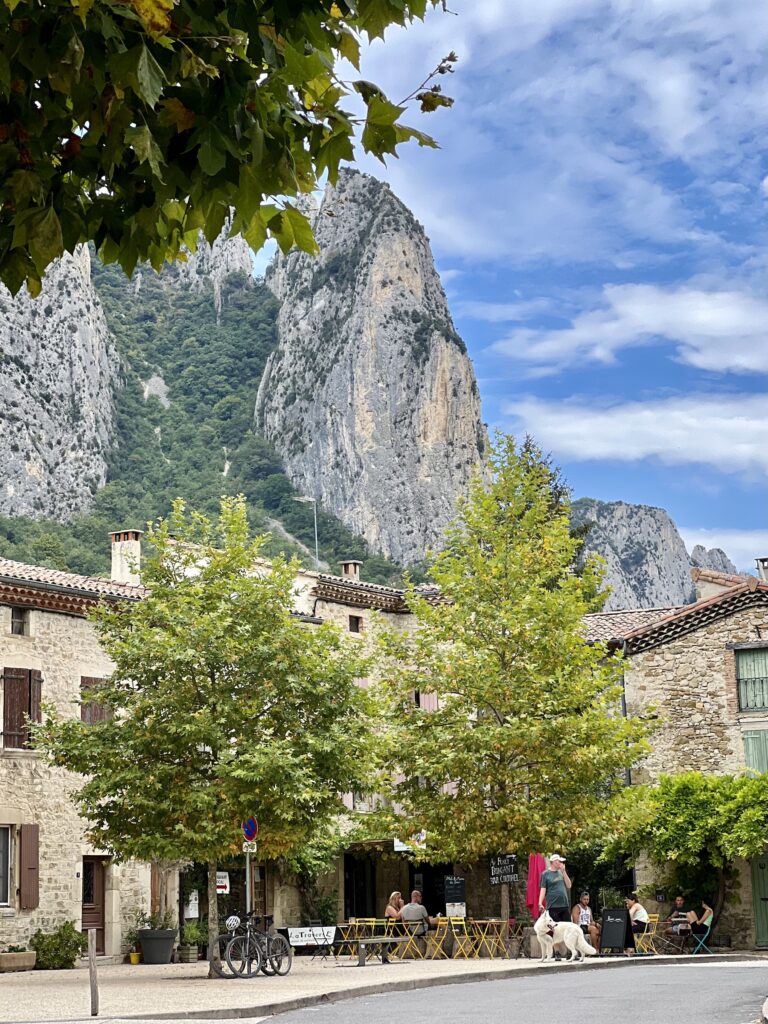 Place du village de Saoû