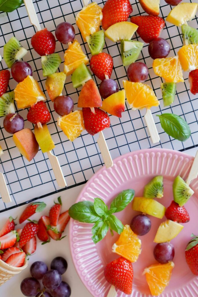 collations saines pour l'école brochettes de fruits