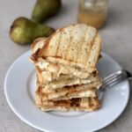 Croque-monsieur poire, chèvre, miel & oignons confits