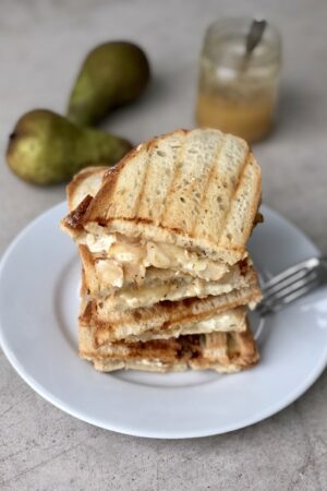 Croque-monsieur poire, chèvre, miel & oignons confits