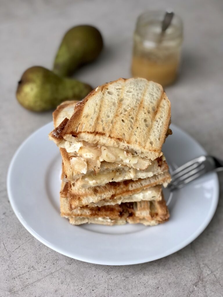 Croque-monsieur poire, chèvre, miel & oignons confits